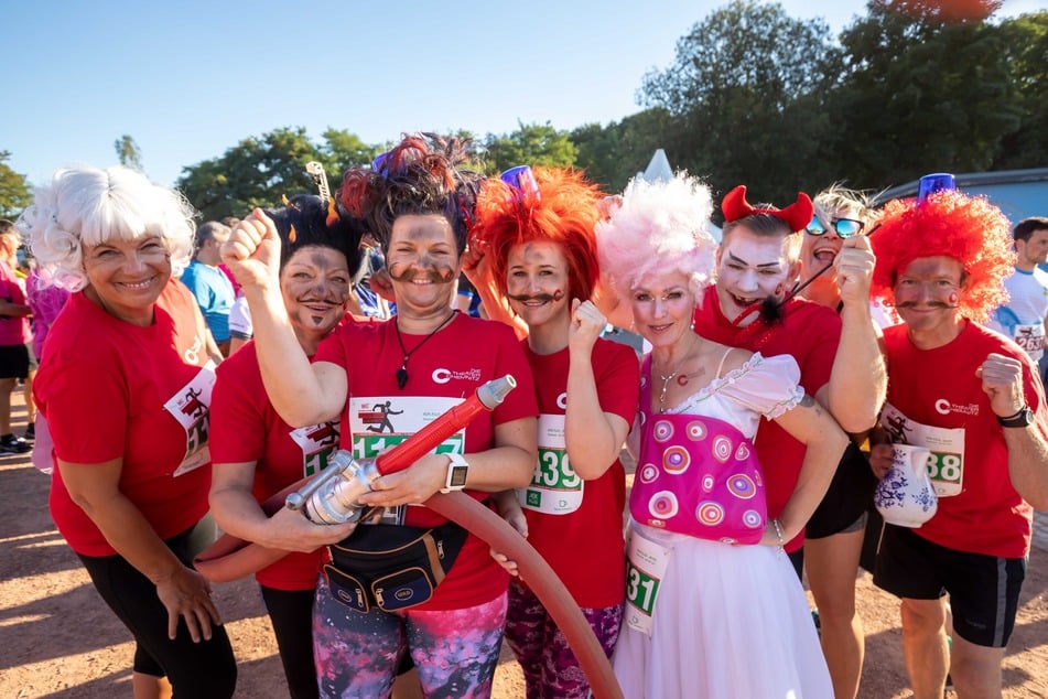 Mitarbeiter der Chemnitzer Theater haben sich für den Lauf herausgeputzt.