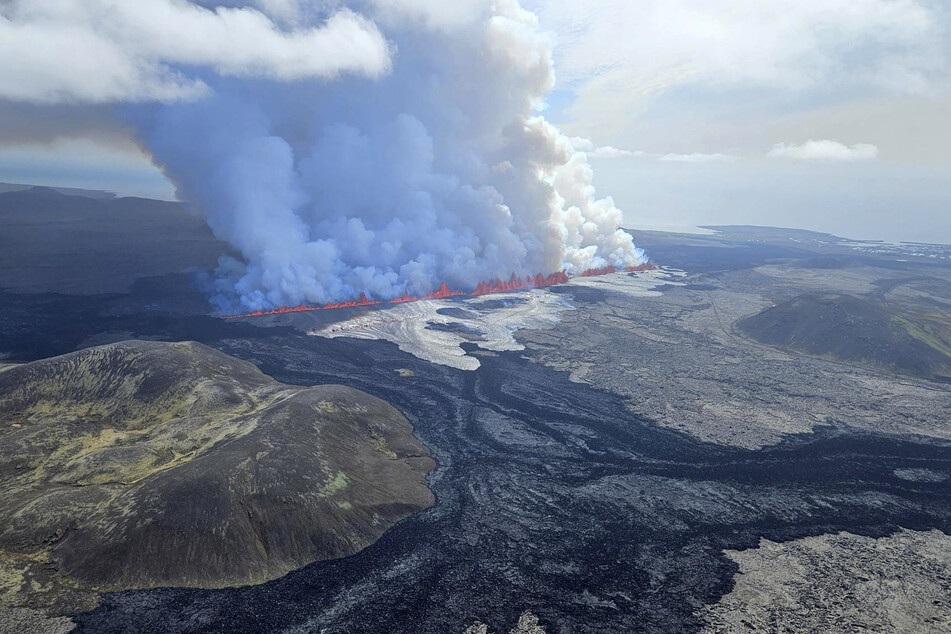 Lava und Rauch treten aus dem Vulkan aus. Die Eruption begann am frühen Nachmittag nördlich von Grindavík.