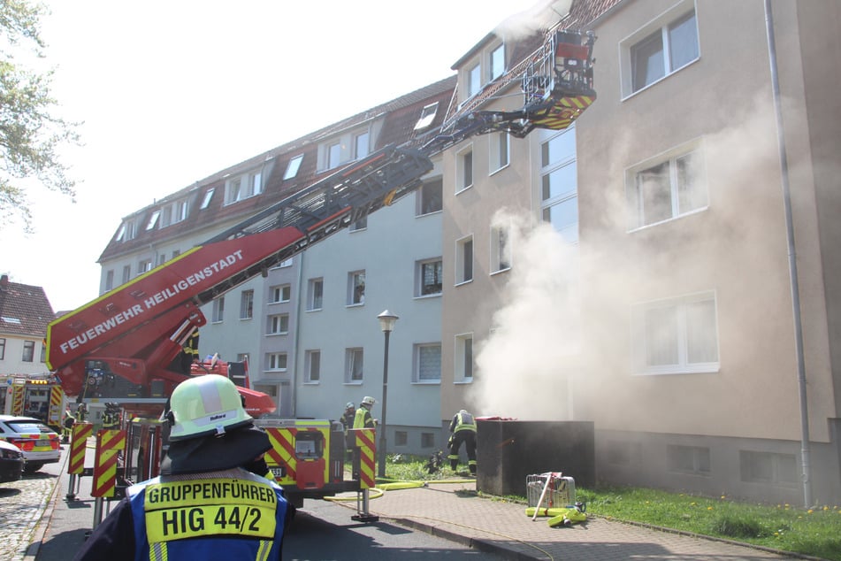 Starker Rauch drang aus dem Eingangsbereich. Die Feuerwehr konnte nur unter strengen Schutzvorkehrungen das Haus betreten.