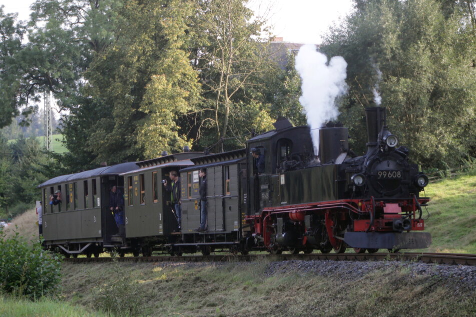 Die Schwarzbachbahn bietet am Sonntag lustige Osterhasenfahrten an.
