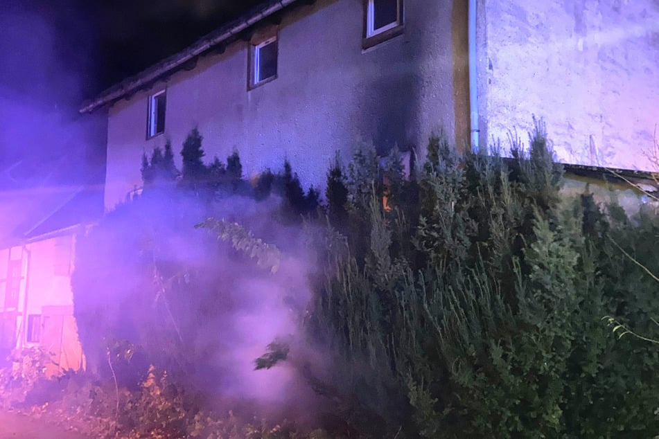 In brennendem Haus gefangen: Feuerwehr rettet Mann und Hunde