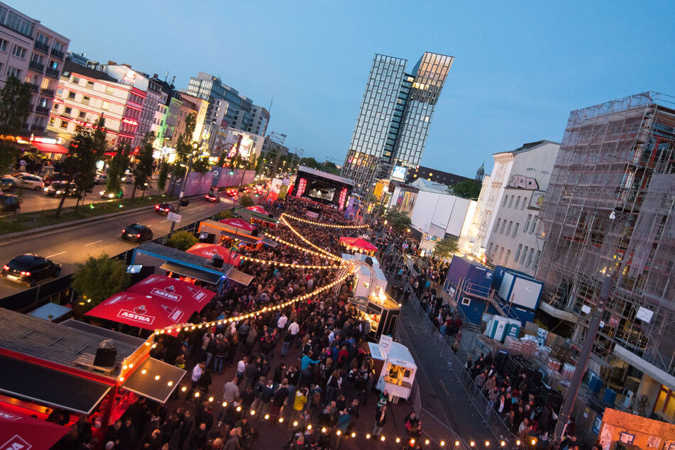 Zahlreiche Besucher stehen auf dem Spielbudenplatz: Hier wird am Donnerstag der Kultursommer eröffnet.