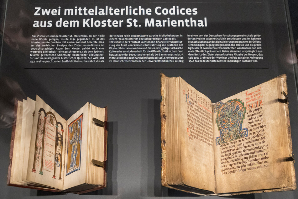 Der Psalter aus der Zeit um 1130 (r.) und das sogenannte Kapiteloffiziumsbuch