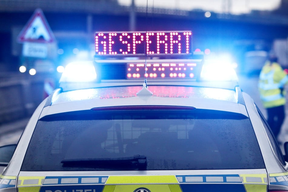 Unfall A46: Unfall auf der A46: Ford kracht in Audi und überschlägt sich mehrfach - Frau lebensgefährlich verletzt
