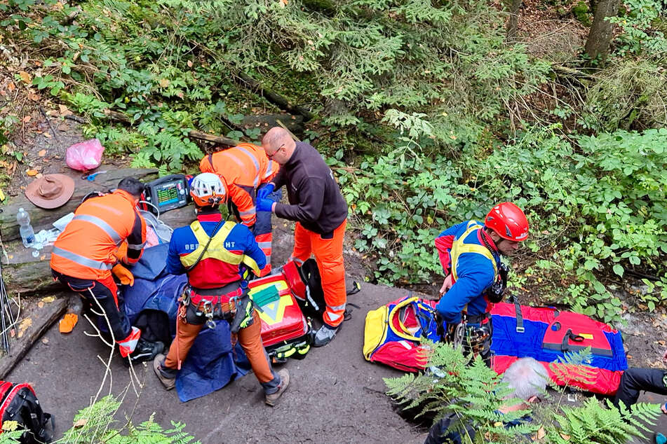 Einsatzkräfte versorgen eine Wanderin in den Schwedenlöchern.