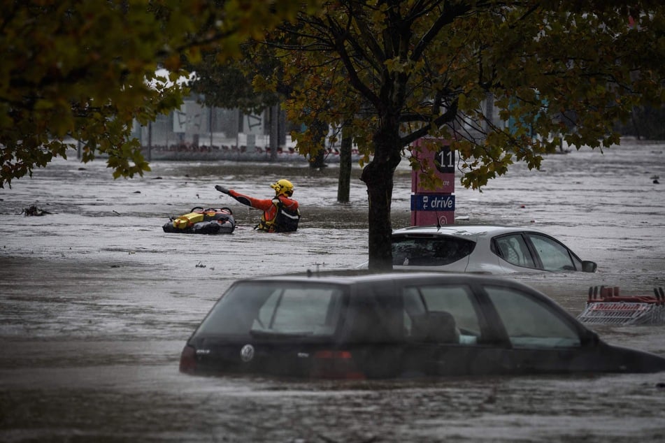 Rettungskräfte suchen in den Wassermassen nach vermissten Personen.