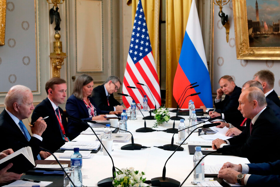 Joe Biden (l.), Präsident der USA, und Wladimir Putin, Präsident von Russland (r.), unterhalten sich während ihres Treffens in der "Villa la Grange".