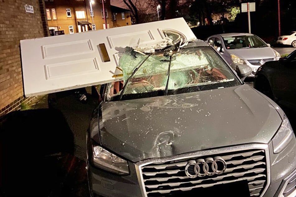 Die Haustür klemmte zwischen Frontscheibe und Dach des Audis.