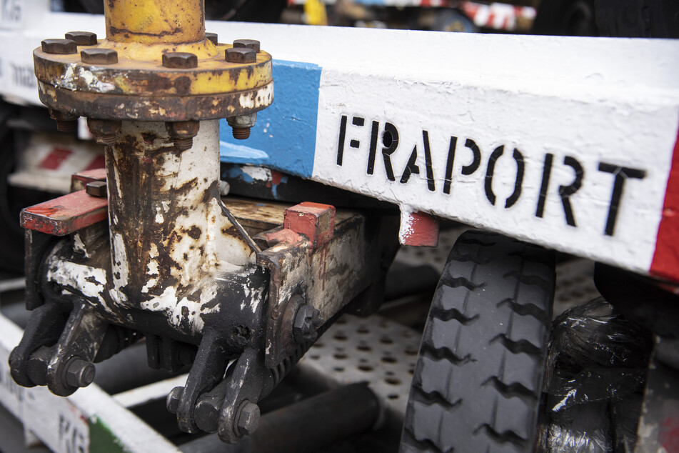 Leer und ungenutzt stehen sogenannte "Dollies" - Rollwagen für Frachtcontainer - im Cargo-Bereich des Flughafens Frankfurt aufgestapelt auf dem Hof.