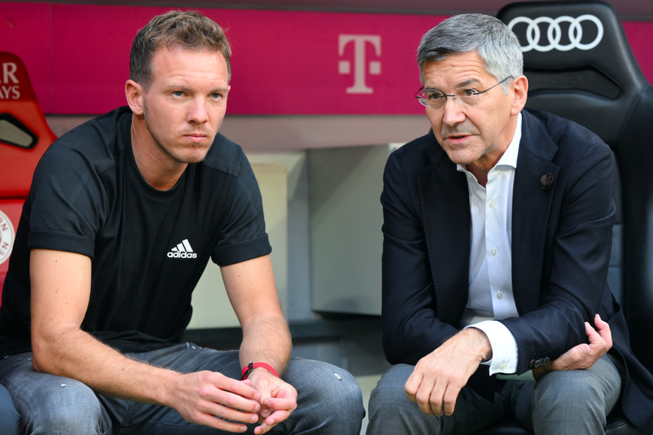 Trainer Julian Nagelsmann (35, l.) und Bayern-Präsident Herbert Hainer (68) beraten sich.
