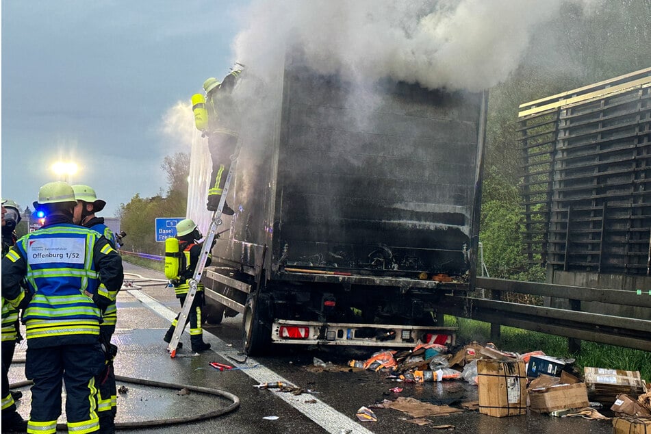 Unfall A5: Laster und 15 Tonnen Pakete verbrennen auf der A5!