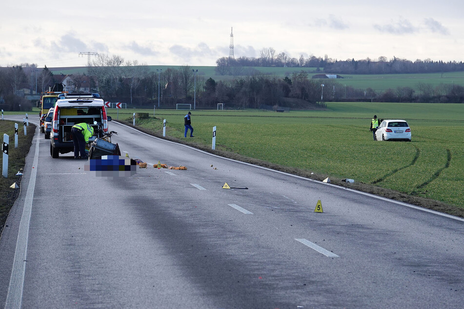 Das Moped (vorn links) wurde heftig getroffen. Die 83 Jahre alte Autofahrerin landete auf einem Feld.