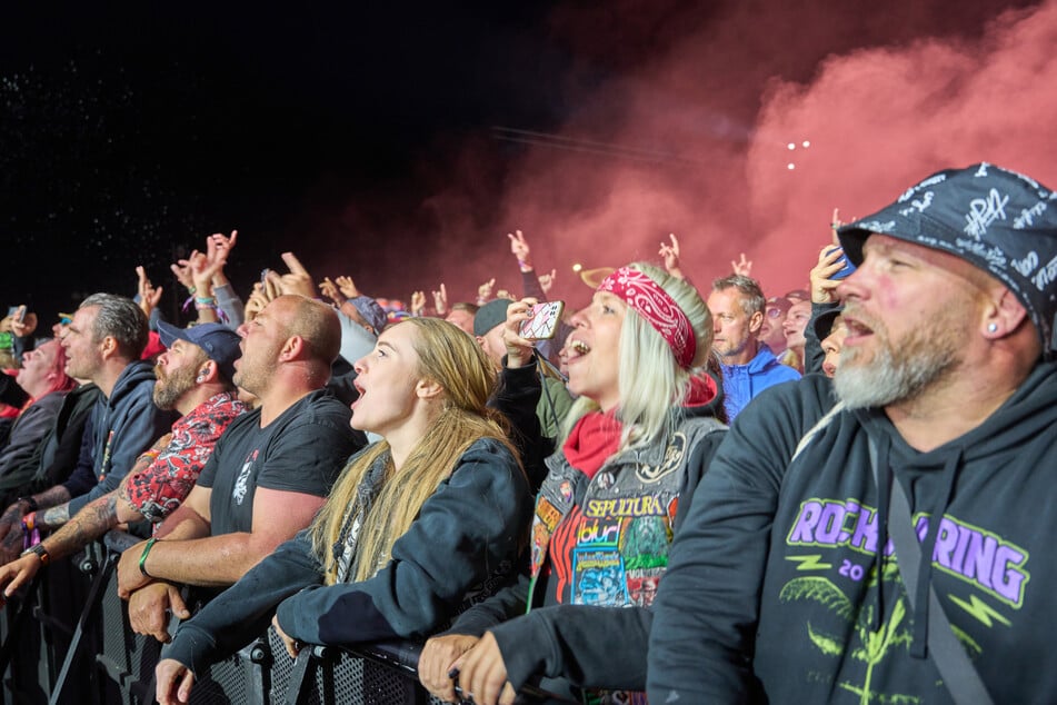 Bei schönstem Festival-Wetter haben rund 80 000 Musikfans bei Rock im Park ausgelassen vor den Bühnen gefeiert.