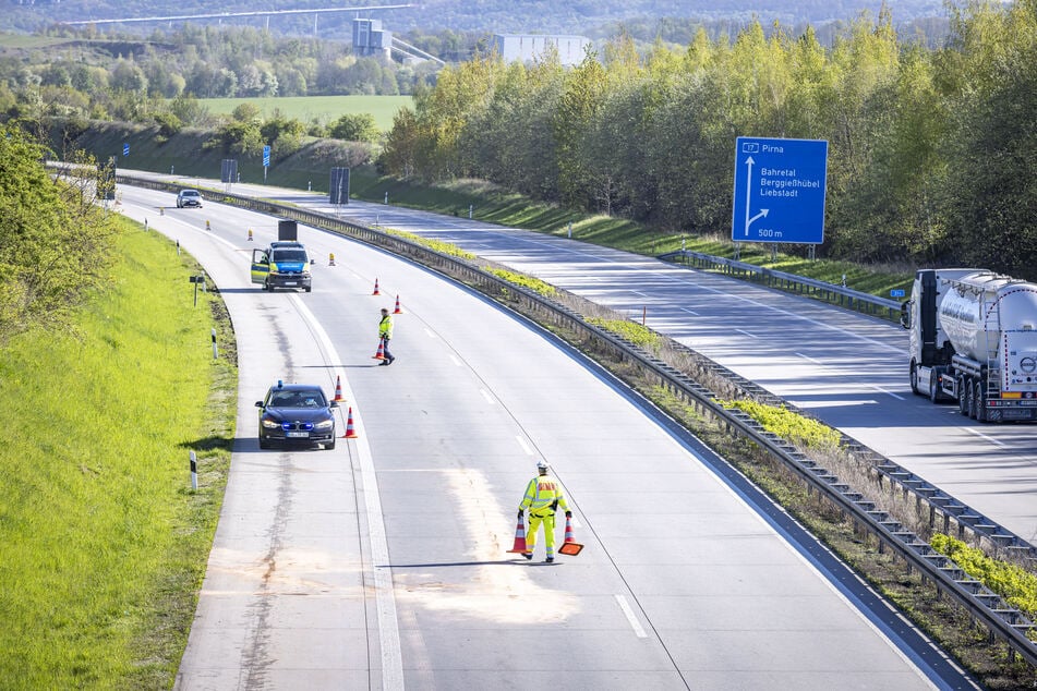 Der Autobahnpolizei war im Einsatz. Nach Ende der Vollsperrung konnte zunächst die linke Spur befahren werden.