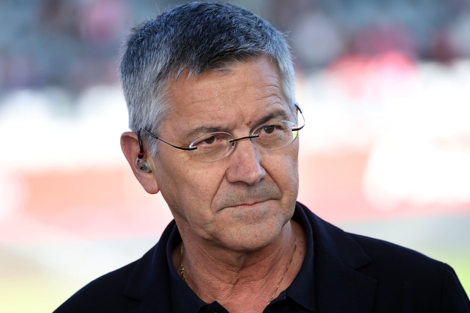 Bayern-Präsident Herbert Hainer (72) hat erleichtert auf die Aufgabe der FIFA-Investorenpläne reagiert.
