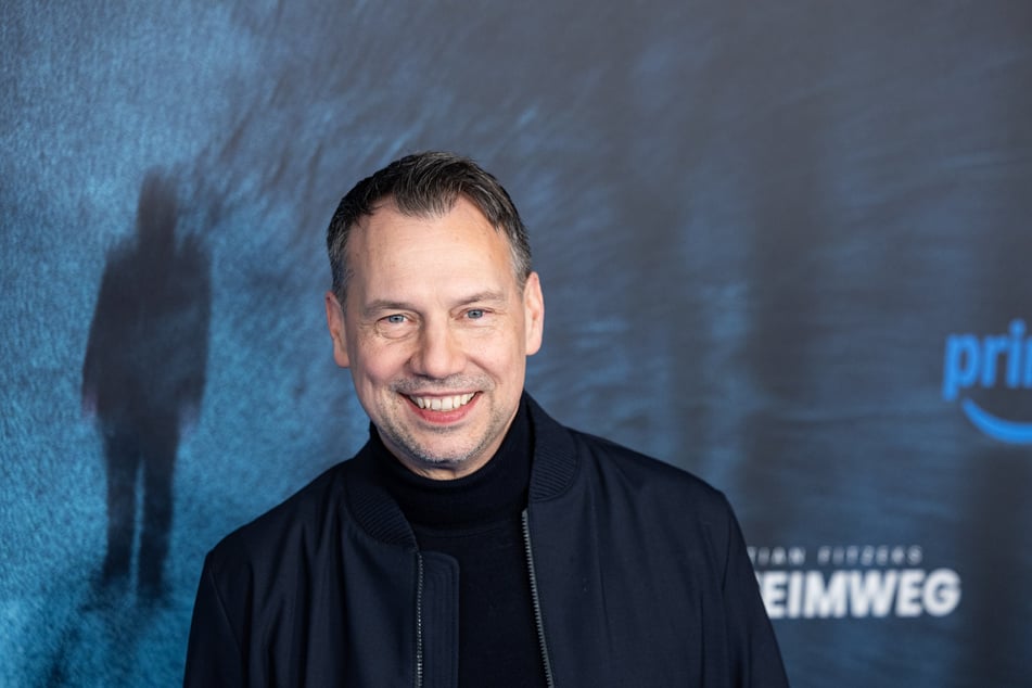 Der Psychothriller "Der Heimweg" basiert auf einem Roman von Sebastian Fitzek (53) und ist seit dem 16. Januar bei Amazon Prime Video abrufbar.