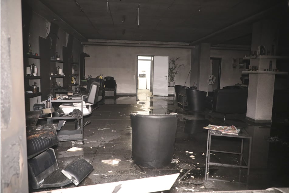 Das Feuer richtete erheblichen Schaden im Inneren des Ladens an.