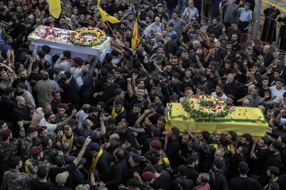 Trauernde in Beirut tragen die Särge von Opfern, die durch Explosion ihrer tragbaren Pager getötet wurden.