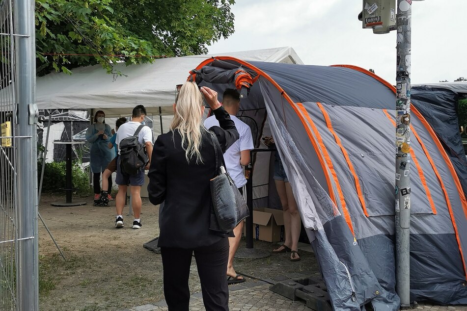 Die 200 glücklichen Partygäste mussten aber zunächst einen kleinen Bürokratie- und Testmarathon durchlaufen.