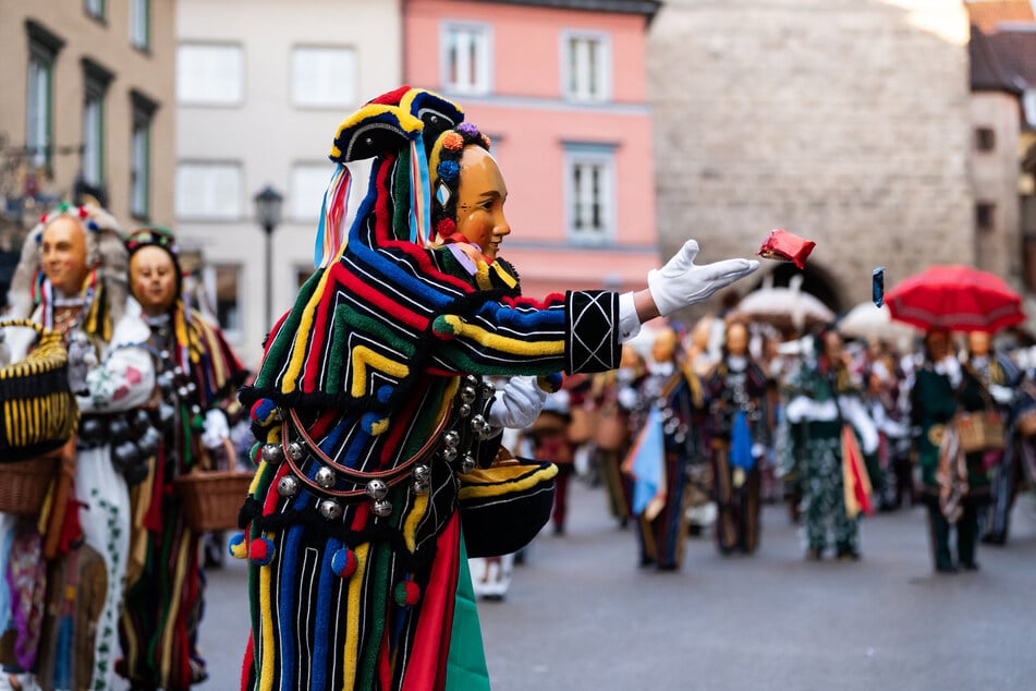 Tausende Narren ziehen am Montag durch die Straßen. Sie verbreiten Süßigkeiten und gute Laune.