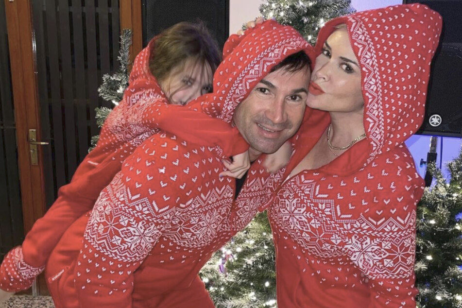 Die glückliche Familie: Daniela Katzenberger (35) feiert mit Ehemann Lucas Cordalis (54) und Tochter Sophia (6) die Vorweihnachtszeit.