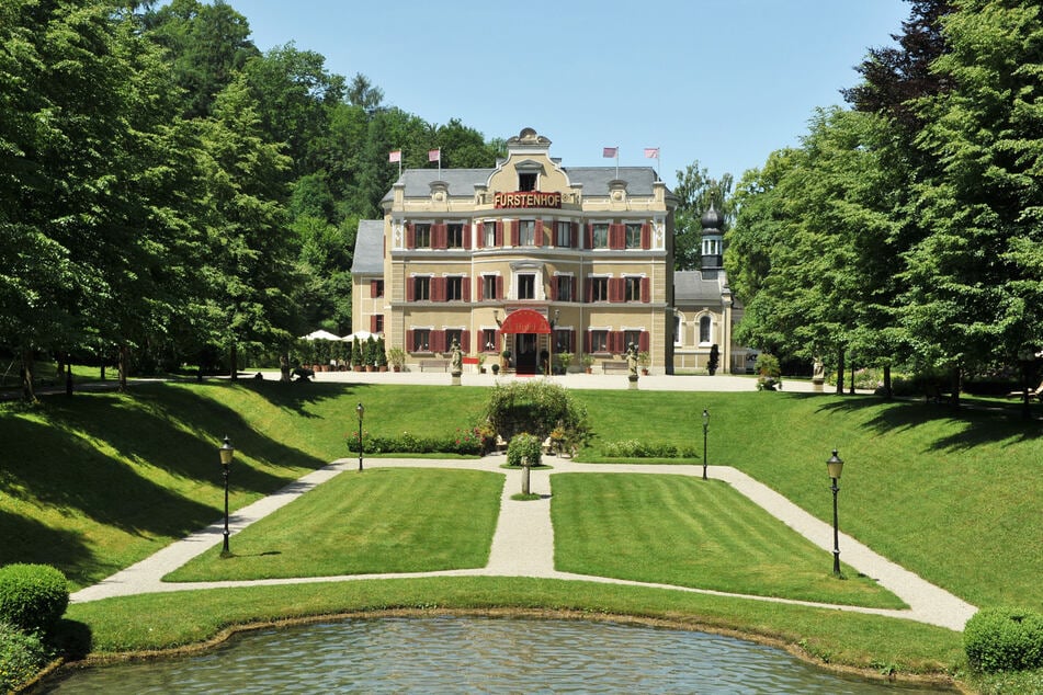 Im fiktiven Luxushotel "Fürstenhof" gönnt sich Cathy Hummels in der Serie "Sturm der Liebe" eine Auszeit.