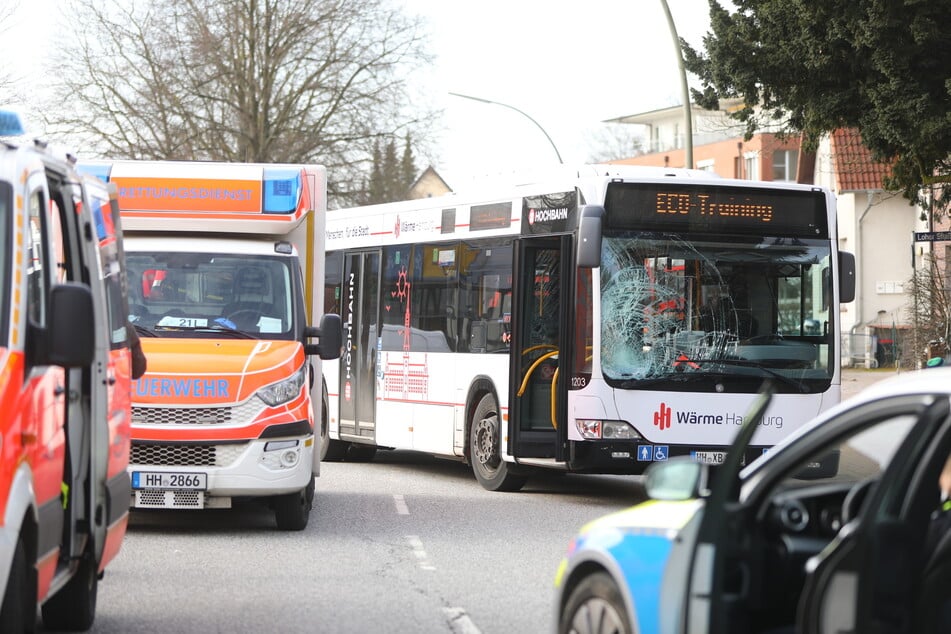 Bus kollidiert mit Fahrradfahrer: Senior lebensgefährlich verletzt