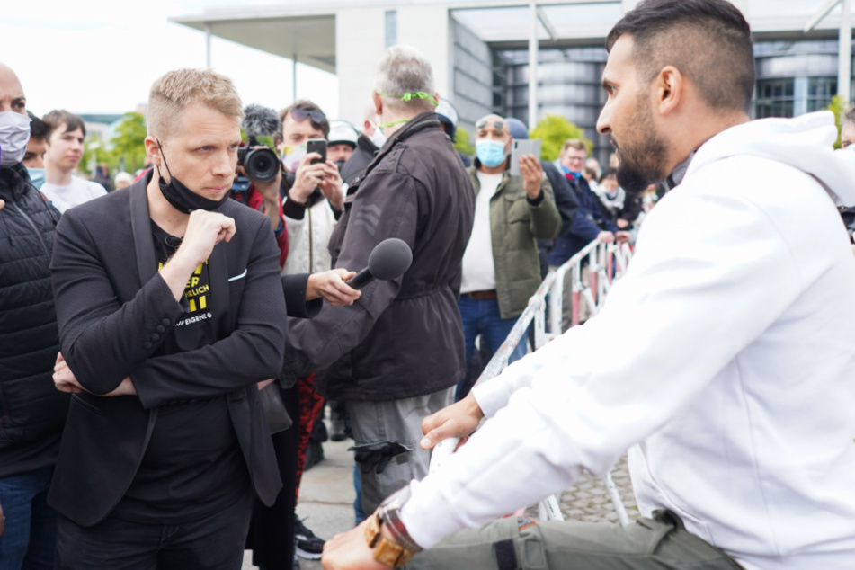 Comedian Oliver Pocher (l.) und der Koch Attila Hildmann (r.) im Gespräch vor dem Reichstag.