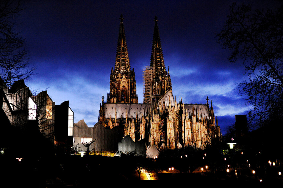 In Köln gibt es seitens des Domkapitels keine Initiative, den Kölner Dom nachts nicht mehr zu beleuchten.