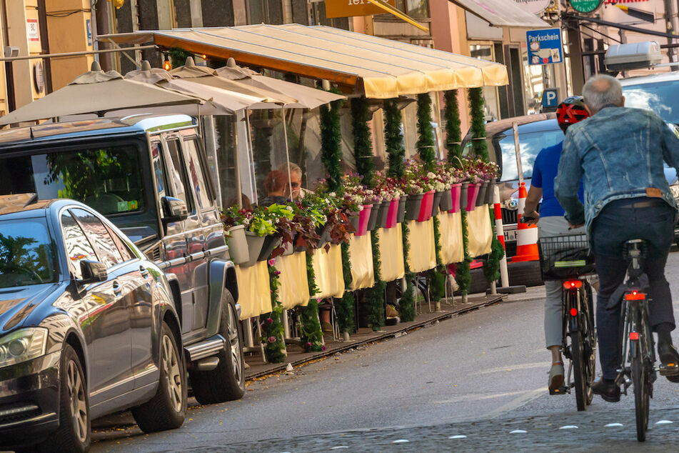 Zwei sogenannte "Schanigärten" stehen im Münchner Gärtnerplatzviertel auf dem Parkplatzbereich einer Strasse.