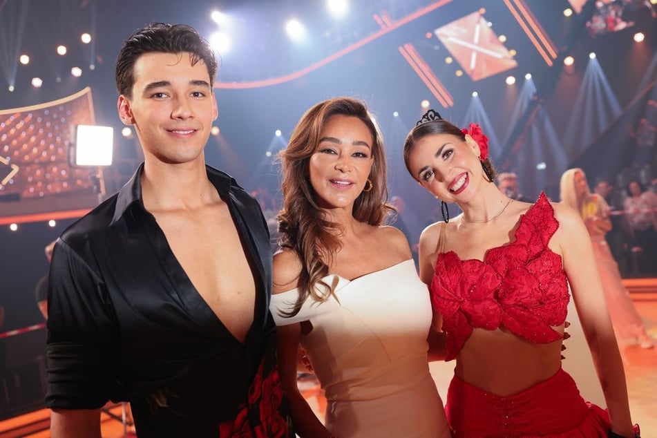 Mamá Verona Pooth (57 años, mujer) seguía el programa “Let’s Dance” siempre que tenía tiempo, desde el estudio de RTL.