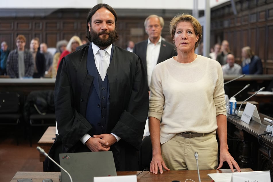 Christina Block (52) wird vorgeworfen, die Entführung ihrer zwei jüngsten Kinder in Auftrag gegeben zu haben. Hier mit ihrem Anwalt Ingo Bott (42) am 38. Verhandlungstag.