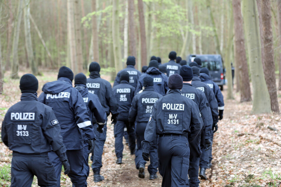 Seit dem gestrigen Dienstag sind in einem Waldstück bei Schwaan zahlreiche Kräfte der Polizei im Einsatz.