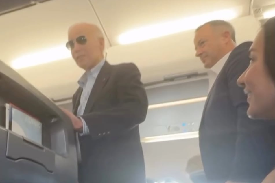In einem Video auf Threads ist zu sehen, wie Biden das Flugzeug verlässt. Stephania Ergemlidze (32, r.) lächelt ihn noch einmal an.