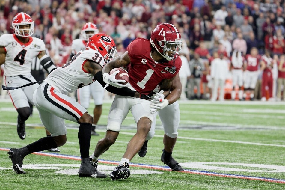 Jameson Williams of the Alabama Crimson Tide (r.) showed up against the Georgia Bulldogs at Lucas Oil Stadium.