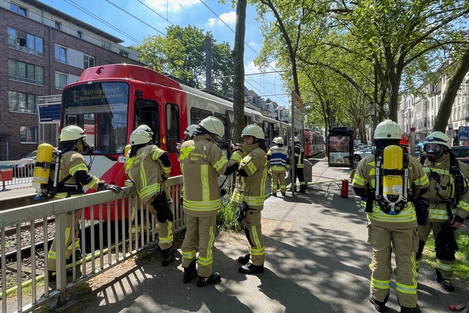 Mithilfe von Feuerlöschern konnte der Brand an der KVB-Bahn schnell unter Kontrolle gebracht werden.