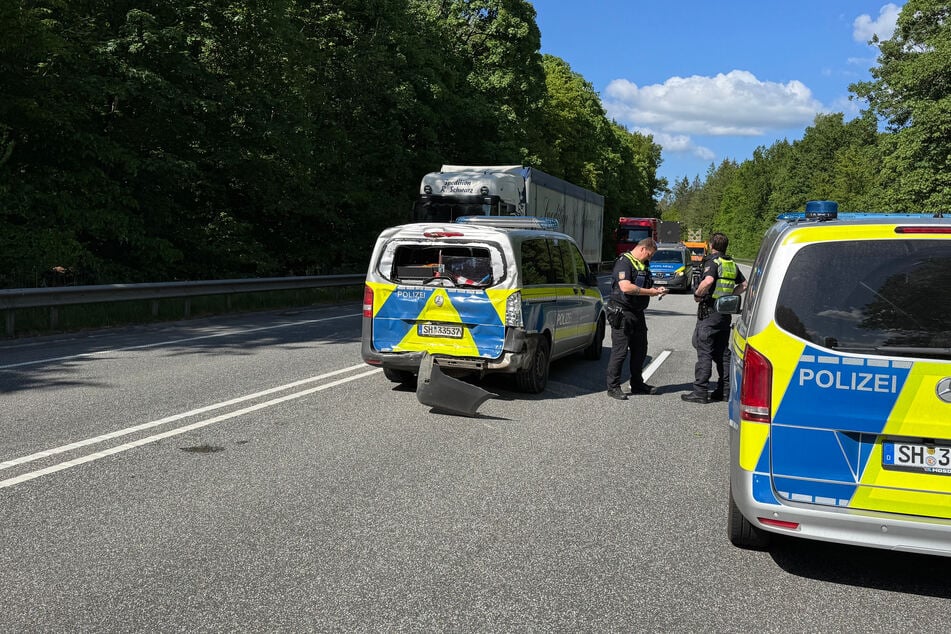 Bei dem Unfall auf der B404 wurde der Mercedes Vito der Polizei stark beschädigt.