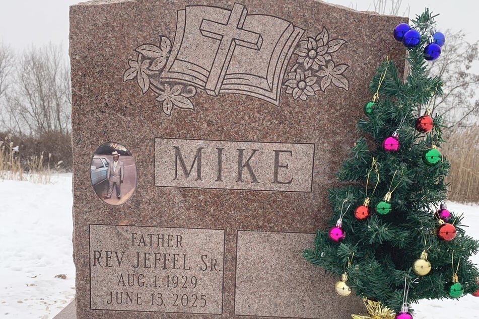 La tumba de su amado esposo Mike. Rhea incluso la adornó durante la época navideña.