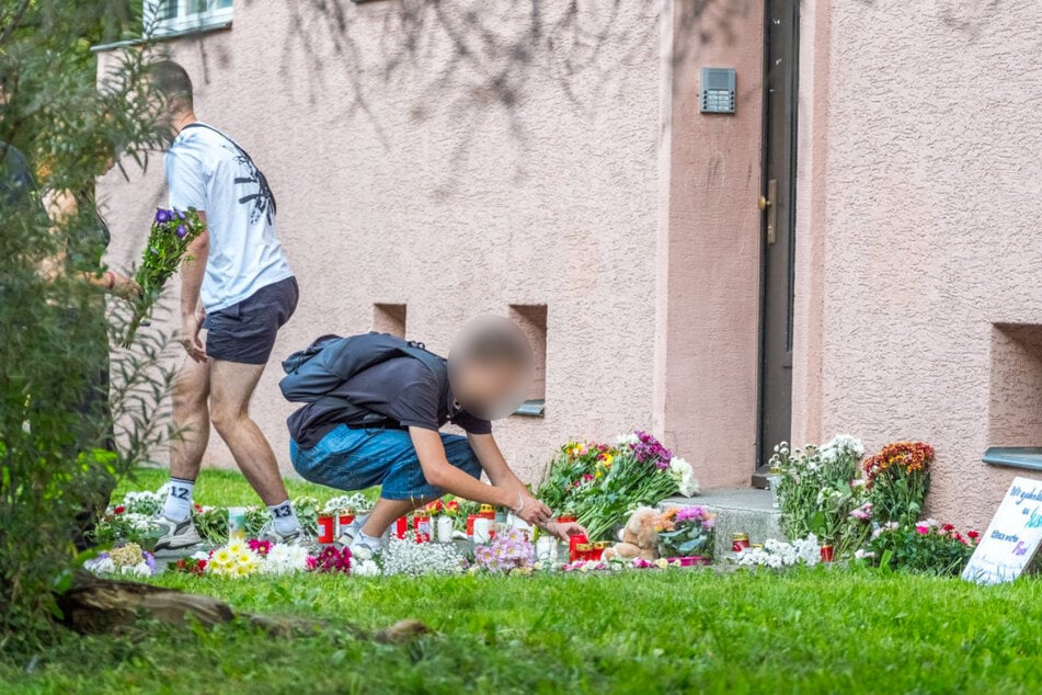 Mit Blumen und Kerzen brachten sie ihre Trauer und Betroffenheit zum Ausdruck.