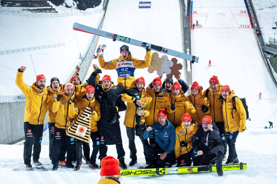 Das deutsche Team bejubelte die Silbermedaille von Andreas Wellinger (29, M.) und den vierten Platz von Geiger.