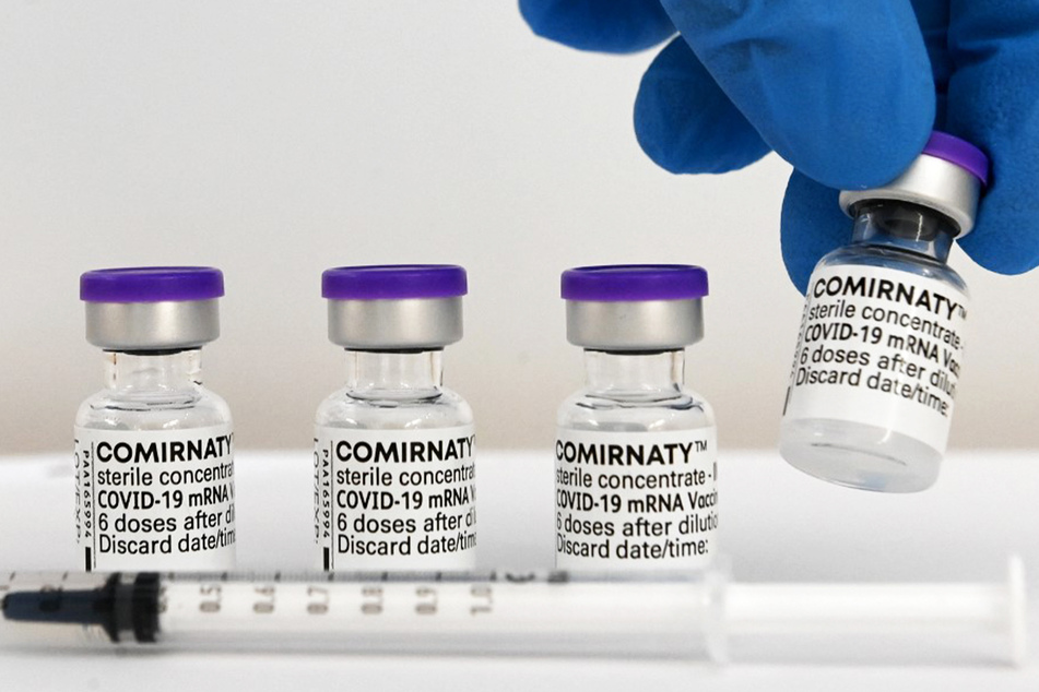 Vier Dosen Impfstoff - so viel sollten sich Über-60-Jährige nach einer neuen Empfehlung insgesamt gegen Corona verabreichen lassen.