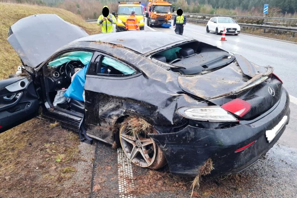 Die Mercedes-Fahrerin (25) wurde bei dem Unfall auf der A73 schwer verletzt.