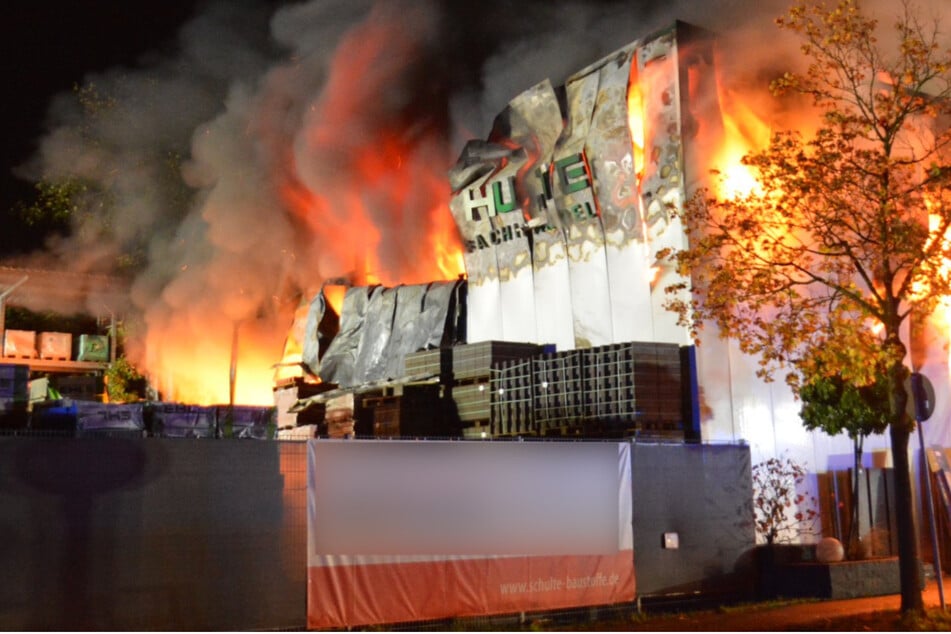 Feuerwehr-Großeinsatz im Taunus: Lagerhalle steht lichterloh in Flammen!