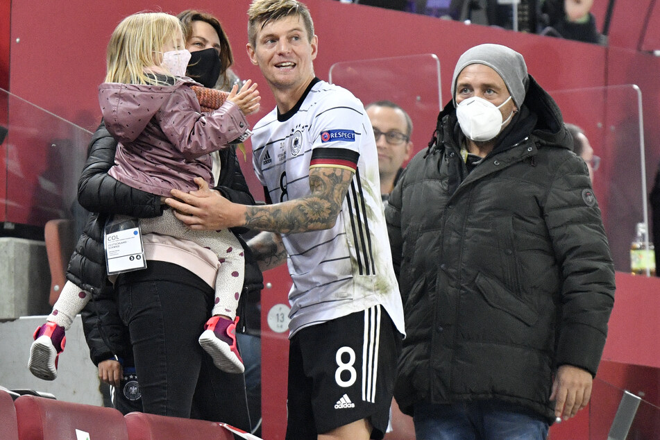 Deutschlands Toni Kroos (30) steht nach dem Spiel bei seiner Familie auf der Tribüne.