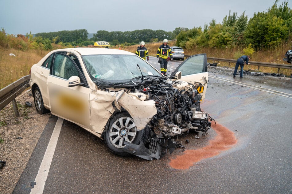 Der Taxifahrer (42) wurde mit schweren Verletzungen ins Krankenhaus gebracht.