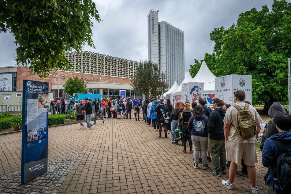 Vor der Stadthalle bildeten sich am Samstag lange Schlangen.
