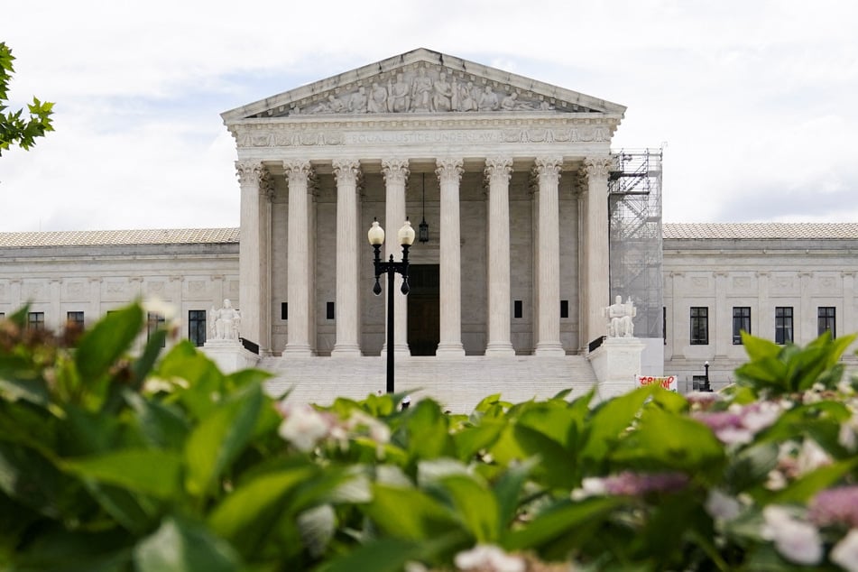 The Supreme Court temporarily blocked the implementation of an Environmental Protection Agency (EPA) measure aimed at curbing air pollution.