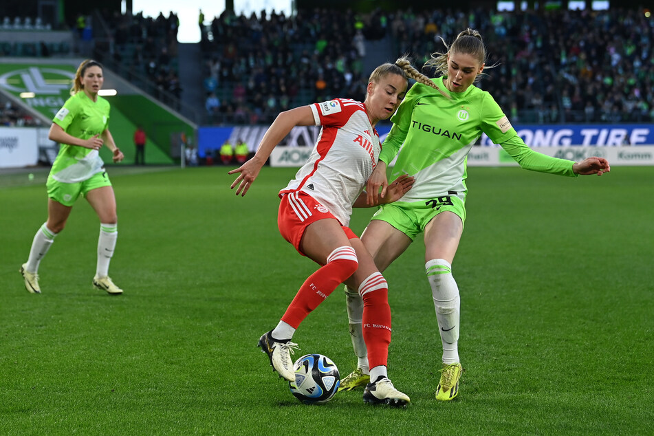 Werden wohl vor einer Kölner Rekordkulisse um den Pokal spielen: Bayern Münchens Giulia Gwinn (24, l.) und Wolfsburgs Jule Brand (21).