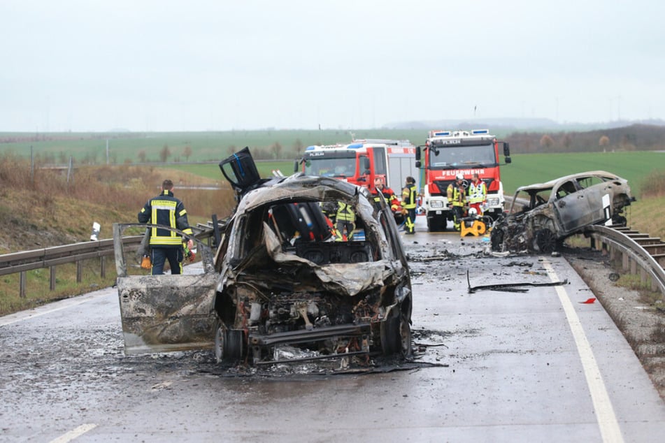 Der Mercedes sowie der VW brannten komplett aus.