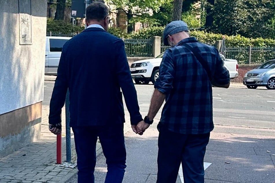 Vater und Sohn - Hand in Hand: Thomas Böttcher (59, l.) hat Adrien (36) adoptiert.